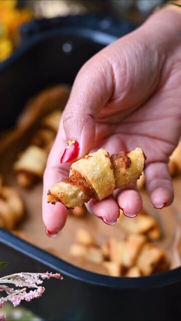 Dabeli Croissants ✨
A Fun Festive Fusion Twist
.
Dabeli croissants are the fun fusion twist you did not know your festive table needed! Packed with bold spicy dabeli flavors tucked inside warm buttery flaky layers, these little delights bring a playful pop to any Diwali party. Perfect for impressing family, friends and anyone who loves a good fusion moment ✨
.
.
Comment “DABELI” below and I will send the recipe straight to your inbox!
.
.
.
👉 Follow @binjalsvegkitchen for fun fusion Indian recipes!
