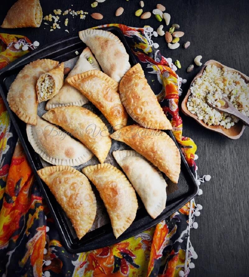 Kesar Mawa Gujiya Recipe- Gujiya Stuffed With Saffron, Khoya & Nuts