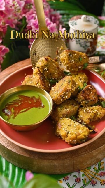 Dudhi Na Muthiya 💚

One of my favorite Gujarati snacks made with simple everyday ingredients! Soft steamed muthiya, lightly roasted with sesame seeds, mustard seeds, curry leaves and dry red chilies until they get those delicious golden crispy edges 😍

Dudhi Na Muthiya is also known as Doodhi Muthiya or Lauki Muthiya. It makes such a good breakfast, evening snack or even a light meal with some green chutney and a cup of chai ☕️

This is one of those recipes that reminds me of home and Gujarati food. Simple, comforting and so flavorful!

💚 Comment MUTHIYA and I’ll send you the recipe in DM!

Follow @binjalsvegkitchen for more vegetarian recipes ❤️