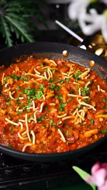 Sev Tameta Nu Shaak or Sev Tamatar Ki Sabji, is no-fuss quick simple curry. It is spicy and tangy in taste, can be served with roti. This shaak is an authentic Gujarati dish from the kathiyawad region…..
.
.
Comment “ SEV TAMETA “ I’ll send recipe in your inbox!
.
.
,