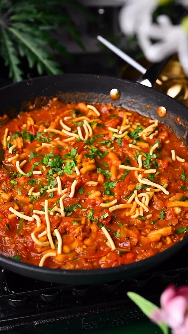 Sev Tameta Nu Shaak or Sev Tamatar Ki Sabji, is no-fuss quick simple curry. It is spicy and tangy in taste, can be served with roti. This shaak is an authentic Gujarati dish from the kathiyawad region…..
.
.
Comment “ SEV TAMETA “ I’ll send recipe in your inbox!
.
.
,