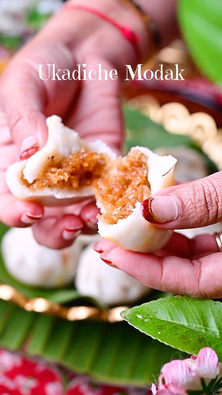 Ukadiche Modak 🌸
Soft rice flour dumplings filled with a fragrant coconut-jaggery mixture and steamed to perfection! Ukadiche Modak is Bappa’s absolute favorite! Offering these divine, melt-in-your-mouth modaks brings pure joy, warmth, and blessings into our homes during Ganesh Chaturthi. 🙏🏼✨
✨ Ready to make these traditional steamed modaks at home?
.
💬 Comment “MODAK” below and I’ll send the step-by-step recipe with all the secret tips straight to your DMs! 👇🏼
.
.
.
 Follow @binjalsvegkitchen for more delicious, authentic vegetarian recipes!