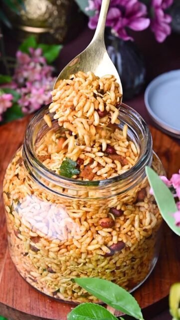 Kolhapuri Bhadang is a quintessential Maharashtrian snack, bursting with bold flavors and a delightful crunch, this snack is a spicy puffed rice mixture that’s perfect for those who enjoy a bit of heat in their munchies. Traditionally, Bhadang is made by sautéing puffed rice (mamra) with a mix of spices, peanuts, and garlic. 
.
Comment “ Bhadang “ I’ll send it in your inbox!
,
,
.
,