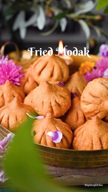 Golden Crispy Fried Modak ✨🥥
Festive celebrations feel incomplete without Bappa’s absolute favorite sweet treat, but this variation brings an extra special crunch to the table! 💛
While steamed modaks are an absolute classic, these deep-fried delights step up the game with an amazingly golden, crispy outer layer and a soft, rich coconut-jaggery center.
.
Comment “MODAK” below, and I’ll send the full step-by-step recipe straight to your inbox! 📩👇
.
.

Follow @binjalsvegkitchen for more festive recipes! ❤️