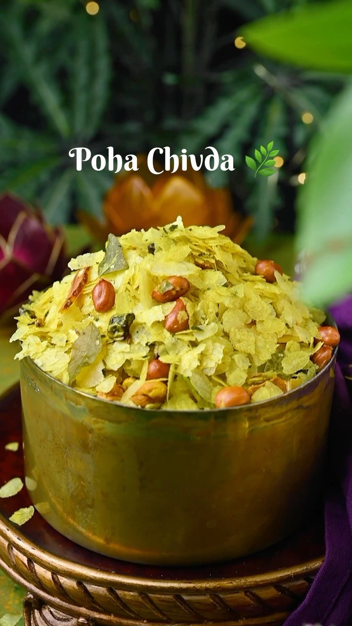 Poha Chivda ✨ Crispy Roasted Thin Poha Chivda, Maharashtrian Style
.
.
.
Crispy, light and irresistibly tasty! This roasted thin poha chivda is a beloved Diwali snack across Maharashtra, Gujarat and Madhya Pradesh. Crunchy, a little spicy with a hint of sweetness in every bite, perfect with evening chai ☕
.
.
.
💬 Comment “CHIVDA” below and I will send the full recipe straight to your inbox!
.
.
.
👉 Follow @binjalsvegkitchen for easy Diwali snacks and faral recipes!