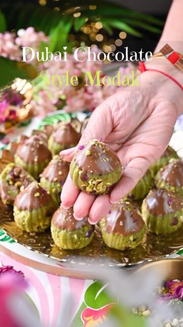 Dubai Chocolate-Style Modak ✨🍫

Taking the viral Dubai chocolate flavors and turning them into modaks! 😍 Crispy golden kataifi, creamy pistachio and hazelnut filling, all covered in chocolate. Honestly, this combination is SO good! 🤎

A fun little twist on the traditional modak and perfect for Ganesh Chaturthi! ✨

Want the recipe? Comment “CHOCOLATE” or “MODAK” and I’ll send it to your inbox! 💌

Follow @binjalsvegkitchen for more delicious vegetarian recipes ❤️