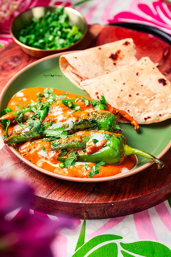Bharwan Paneer Mirch With Makhani Gravy