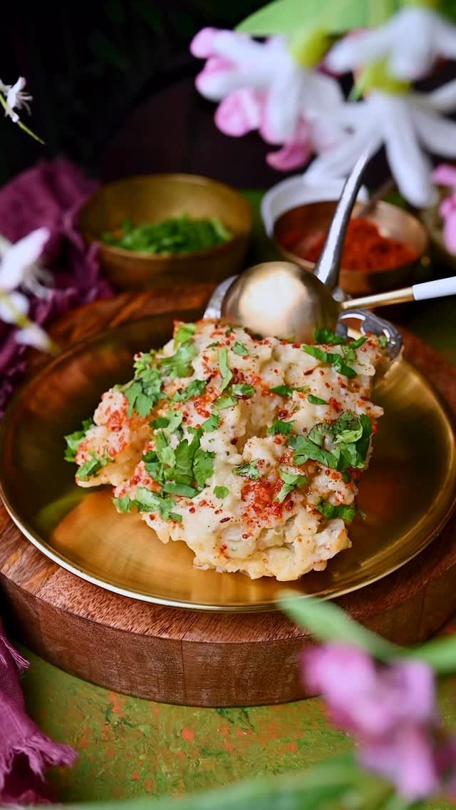 Gujarati Khichu, also called Papdi No Lot, is a warm and comforting breakfast from Gujarat made with rice flour, ginger, green chilies, and spices. Steamed to a soft, mashed potato-like texture, it’s finished with peanut oil and a spicy sambhariyu or pickle masala topping. A simple yet flavorful dish that brings bold Gujarati flavors in every bite!
.
Comment “ Khichu or Recipe “ I’ll send it in your inbox 
.
.
.
.
.