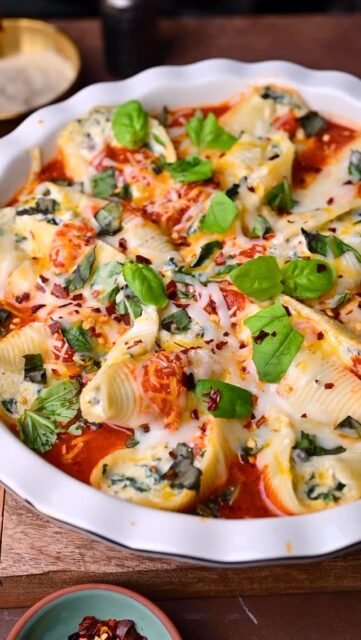 Stuffed Pasta Shells – A Comforting Baked Pasta Dish. There’s something so comforting about a warm, cheesy, saucy baked pasta. The ooey-gooey cheese, the rich tomato sauce – it just hits the spot on a chilly night. This stuffed shell pasta takes those flavors up a notch by stuffing jumbo pasta shells with a creamy, spinach ricotta filling before smothering them in marinara sauce and cheese.
.
Comment “ Pasta “ I’ll send it to your inbox 
.
.
.
.
.
.