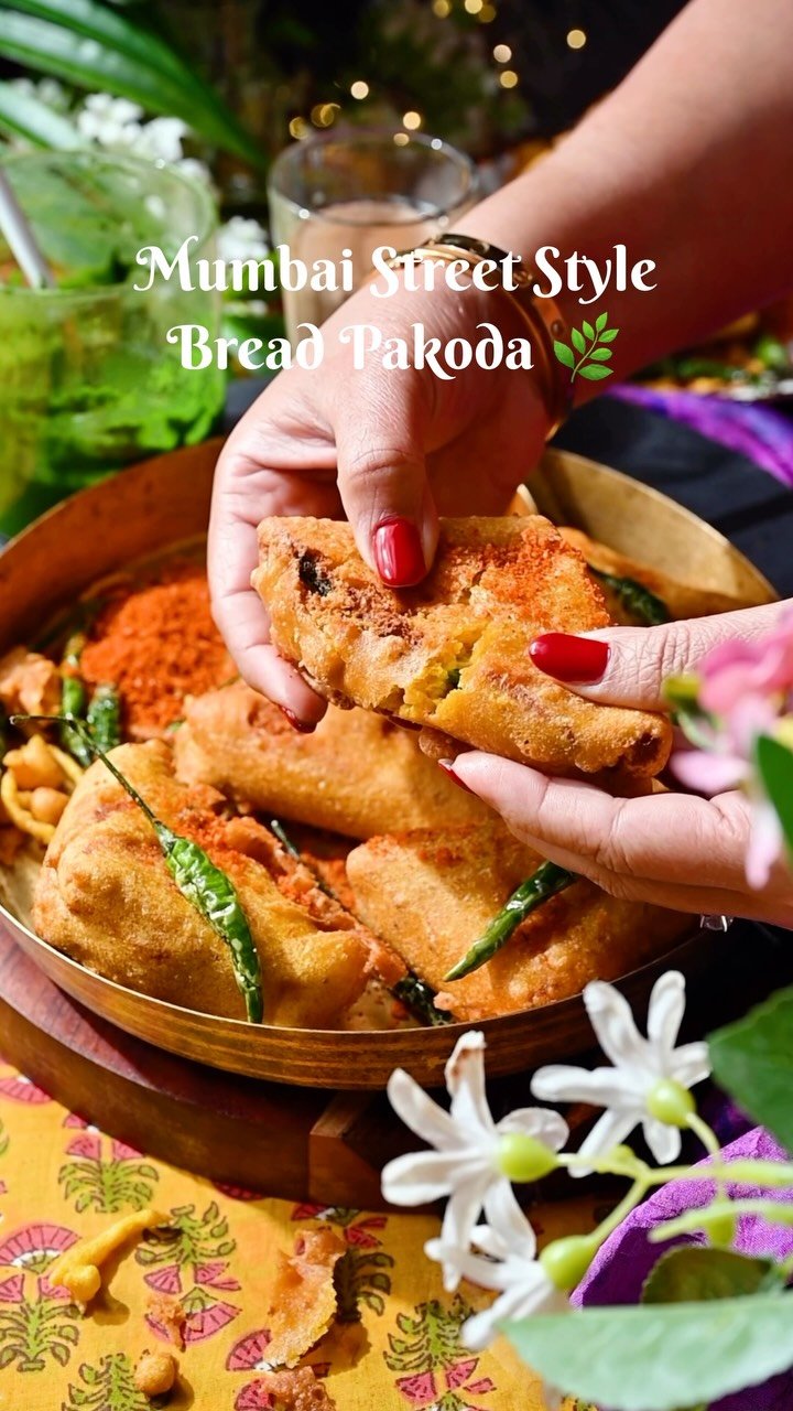Bread Pakora or Bread Pakoda
A popular North Indian street food, specially in Delhi and Mumbai. This is triangle cut Bread slices, slathered with chutneys, stuffed with spicy masala potato mixture, coated with chickpeas batter and deep fried until crispy and golden. It is best to enjoy with cup of adrakwali chai/ginger milk tea.
.
Comment “ Pakoda “ I’ll share full detailed recipe in your inbox!
.
.
Follow @binjalsvegkitchen for more easy and delicious recipes…