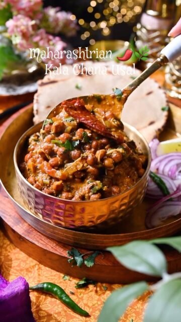 Maharashtrian Kala Chana Usal
The dish finds its origins in the Agri communities of Maharashtra from coastal area, where kala chana served as a staple due to its high nutritional value and adaptability to the local climate. Traditionally, usal was a way to incorporate sprouted legumes into meals, a practice revered in Indian kitchens for its health benefits. Over time, Kala Chana Usal became a popular preparation, appreciated not only for its wholesome nature but also for its robust flavor profile.
.
Comment “ CHANA “ I’ll share it in your inbox
.
.
.
.
.
.
Kala chana, usal, Misal, vatan, agri, marathi, Maharastra, Gujarati food, goa, North Indian, Indian food, high protein
.
.
.