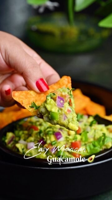 🥑 Fresh, creamy, and bursting with flavor… this Homemade Guacamole is the perfect dip for every occasion! Made with ripe avocados, fresh veggies, lime juice, and simple seasonings, it’s healthy, delicious, and ready in just minutes. Serve it with tortilla chips, tacos, burritos, sandwiches, or enjoy it as a refreshing side with any meal.
.
Comment “ GUACA 🥑” and I’ll drop full recipe in your inbox! 💚👇
.
Follow @binjalsvegkitchen for more easy vegetarian recipes!
.
.