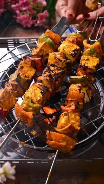 Paneer Tikka | Restaurant Style Paneer Tikka 🧀🔥

Soft paneer, colorful bell peppers & onions marinated in a flavorful yogurt and spice mixture, then grilled until perfectly golden and slightly charred! 🤤

This easy Paneer Tikka is one of my favorite vegetarian appetizers and tastes even better with some Yogurt Mint Chutney, chaat masala and a squeeze of fresh lemon! 💚🍋

.
Comment “Paneer Tikka” and I’ll send the full recipe straight to your inbox! 📩

.
.
.
Follow @binjalsvegkitchen for more delicious vegetarian recipes! ❤️